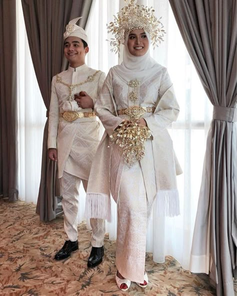 Man Kajang’s Traditional Off White Songket Kebaya with Bunga Goyang Headgear Kebaya Songket Wedding, Baju Sanding Songket, Malay Wedding Dress Songket, Baju Kahwin Songket, Wedding Dress Songket, Malay Wedding Dress Hijab, Traditional Malay Wedding Dress, Songket Wedding Dress, Wedding Songket