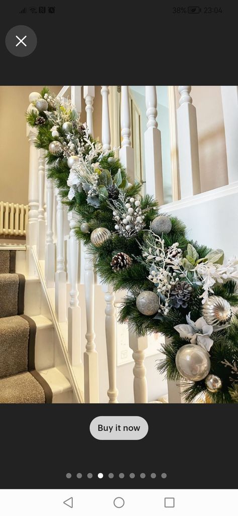 White Garland Christmas Decor, White Christmas Staircase Decor, Christmas Silver Decorations, Stairs Decoration Christmas, Christmas Stairs Garland, Garland Decor Ideas Christmas, Christmas Decoration For Stairs, Christmas Decor On Stairs, Decorating Christmas Garland