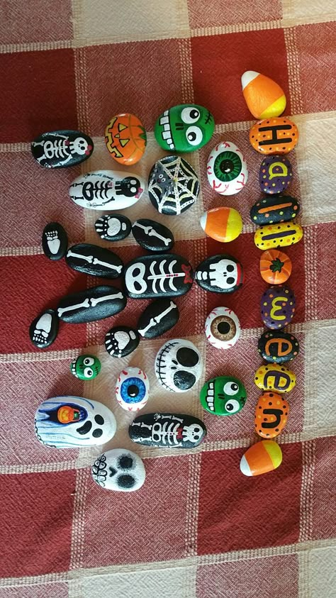 Halloween painted rocks Rock Halloween Painting, Painting Halloween Rocks, Easy Diy Halloween Crafts For Adults, Halloween Stones Painting, Painted Rocks Halloween Ideas, Rock Painting Halloween Ideas, Stone Painting Halloween, River Rock Painting Ideas, School Rock Painting Ideas