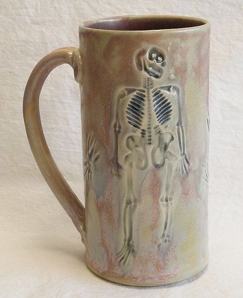 Cool Mug Ideas, Creepy Ceramics Ideas, Skeleton Ceramics, Cool Ceramic Mugs, Art On Pottery, Clay Mug Ideas, Ceramic Skeleton, Halloween Ceramics, Halloween Pottery