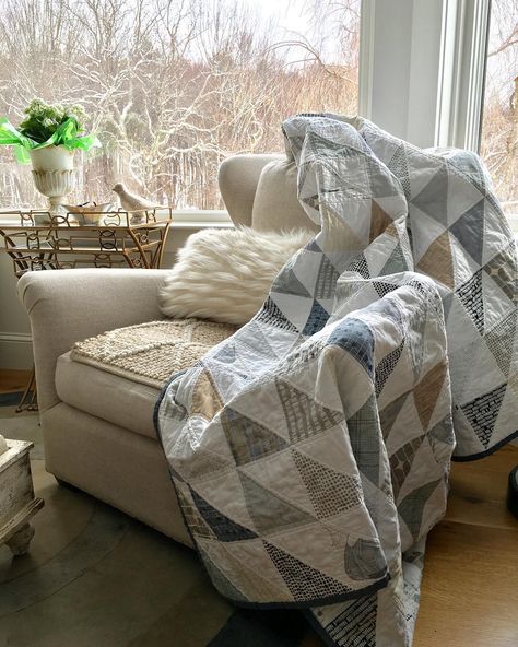 261 Likes, 21 Comments - Jenny Nault Meeker (@jennynaultmeeker) on Instagram: “Pic 1:  Finally delivered this quilt to its final destination.  The home in which it will live now…” Low Volume Quilt, Farmhouse Quilts, Cottage Quilt, Quilt Modernen, Quilt Sewing Patterns, Half Square Triangle Quilts, Half Square Triangle, Grey Quilt, Triangle Quilt