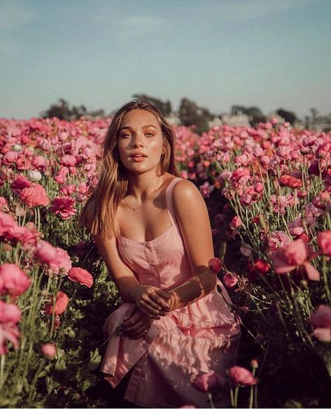 Instagram Model: @maddieziegler Photographer: @dylantakesphotosforyou Fresh Hairstyles, Effortless Waves, Beauty Dish, Spring Photoshoot, Pose Fotografi, Field Of Flowers, Maddie Ziegler, Spring Photography, Senior Photo