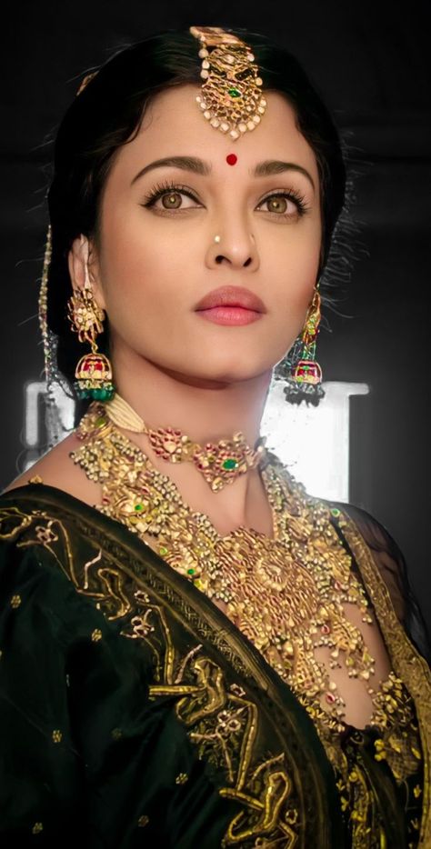 Ponniyin Selvan, Bollywood Hairstyles, Indian Bridal Makeup, Indian Aesthetic, Aishwarya Rai, Indian Beauty Saree, Cinematography, All Time, Gold Jewelry