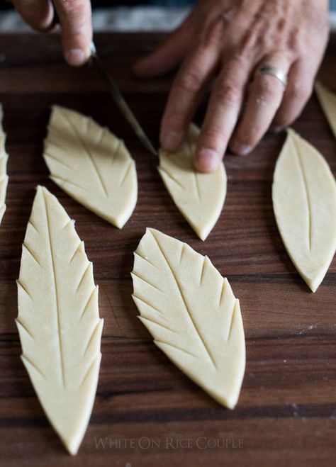 Tutorial on How to make gorgeous pies with leaf pie crust designs | @whiteonrice Sage Decorations, Leaf Pie Crust, Pie Crust Leaves, Fancy Pie Crust, Pie Crust Art, Crust Designs, Decorative Pie Crust, Pie Designs, Pie Crust Designs