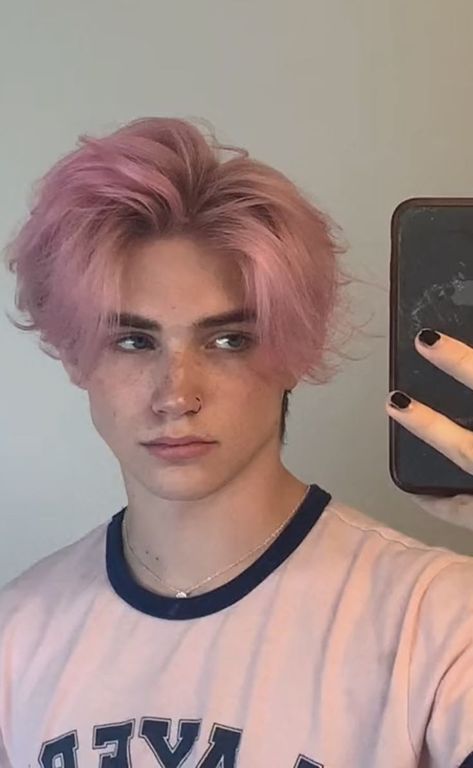 Coloured Hair Men, Pastel Pink Hair Men, Guy Dyed Hair, Guys With Purple Hair, Men Hair Colour Ideas, Boy Hair Color Ideas, Dyed Hair Guys, Guys With Colored Hair, Boy Dyed Hair