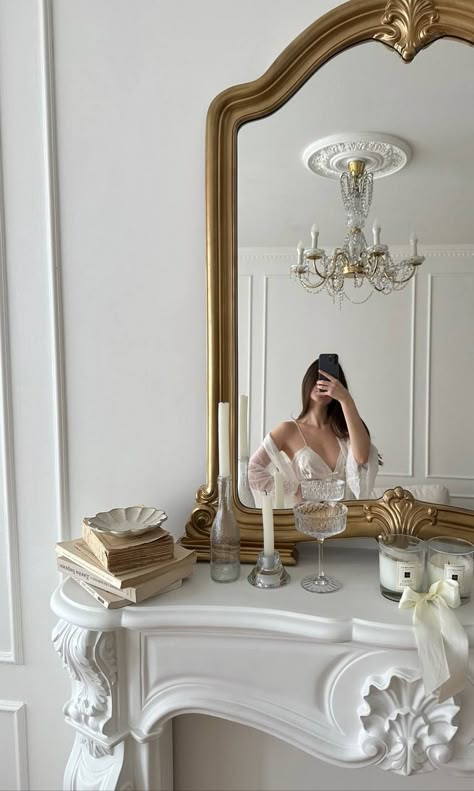 Princess Interior Design, Aesthetic Room Photos, Paris Chic Decor, Girly Room Decor Classy, French Chic Apartment, Modern Vintage Room Ideas, Romantic Minimalist Bedroom, Small Apartment Decorating Luxury, Persian Room Decor