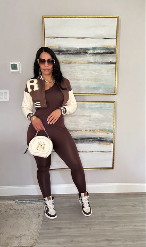 Catsuit And Sneakers Outfit, Black Jumpsuit Sneakers Outfit, Grey Jumpsuit Outfit Ideas, Outfits With Fitted Hats Black Women, Backwards Hat Outfit Women, Bodycon Jumpsuit Outfit With Sneakers, Sport Jumpsuit Outfit, Jumpsuit Outfit With Boots, Jumpsuit Concert Outfit