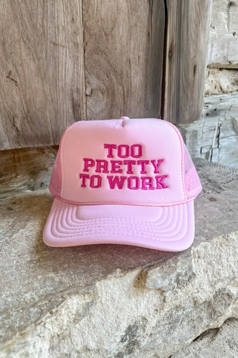 TOO PRETTY TO WORK TRUCKER HAT - THE MNRCH Hat Sayings For Women, Funny Trucker Hats For Women, Painted Trucker Hats, Statement Hats, Hat Patch Ideas, Dylan Core, Trucker Hat Ideas, Hat Quotes, Funny Trucker Hat