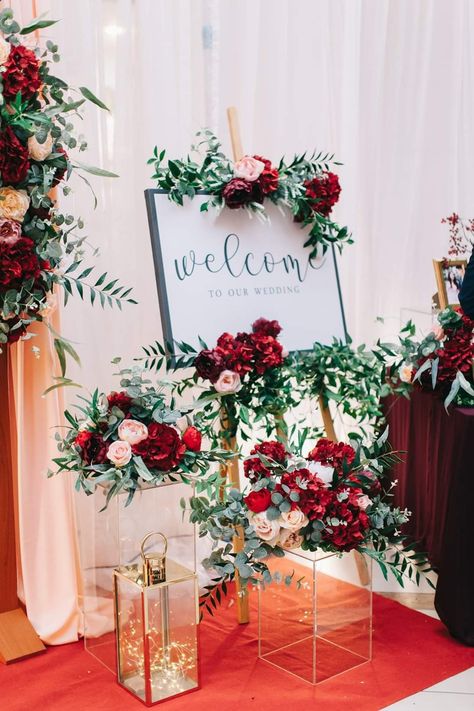 Red September Wedding, Burgundy Wedding Theme Ceremony Decor, Burgundy Wedding Backdrop Reception, Red Wedding Theme Ceremony Decor, Red Wedding Theme Table Decor, Ruby Red Wedding Theme, Green And Red Wedding Theme, Red Wedding Decorations Elegant, Light Pink Flowers Wedding