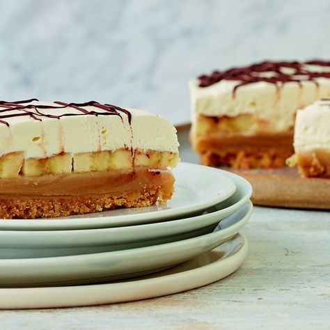 Mary Berry's ultimate recipe for Banoffee Pie, as seen on her BBC 1 series, Classic, will help you master this famous dessert combining flavours of banana, toffee and chocolate. Easy Banoffee Pie, Vegan Banoffee Pie, Banoffee Pie Recipe, Mary Berry Recipe, Famous Desserts, British Desserts, Banoffee Pie, British Bake Off, British Baking