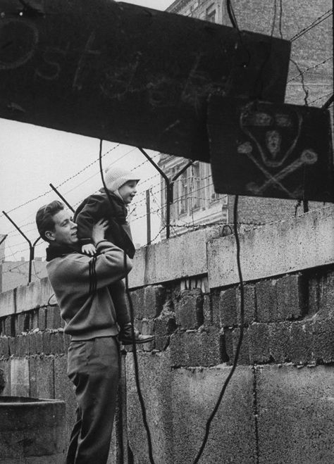 Berlin Wall 1961 Powerful Pictures, The Berlin Wall, Festival Photo, West Berlin, East Berlin, Berlin Wall, East Germany, Life Pictures, Historical Events