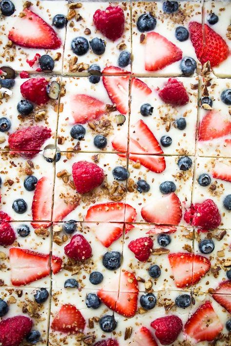 Frozen yogurt bark with berries Mixed Berry Dessert, Frozen Yogurt Bark, Snack Sani, Yogurt Bark, Berry Dessert, Berries Recipes, Energy Bites, Healthy Sweets, Healthy Snacks Recipes