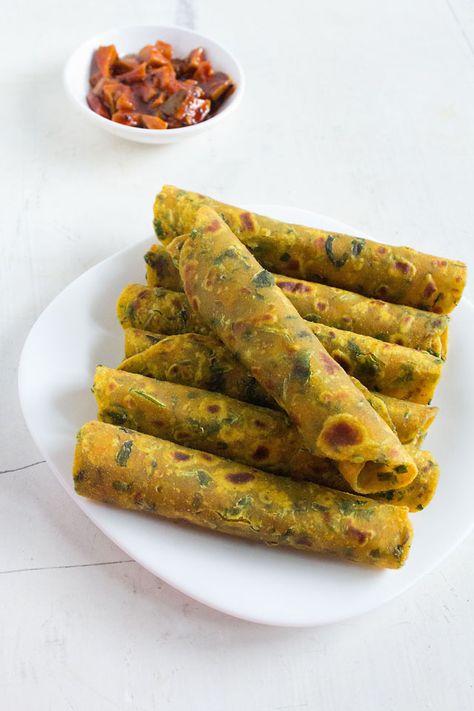 Vegan methi thepla is a flat bread and is a popular gujarati snack. Methi Thepla, Methi Recipes, Chapati Recipes, Veg Recipes Of India, Menu Sarapan Sehat, Indian Flat Bread, Flat Breads, Breakfast And Brunch, Indian Bread