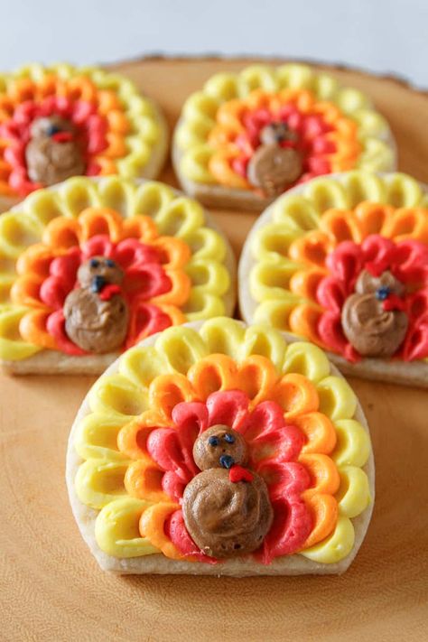 Turkey Sugar Cookies, Thanksgiving Cookies Decorated, Thanksgiving Turkey Cookies, Buttercream Decorating, Turkey Cookies, Thanksgiving Cookies, Thanksgiving Treats, Sugar Cookie Designs, Fall Cookies