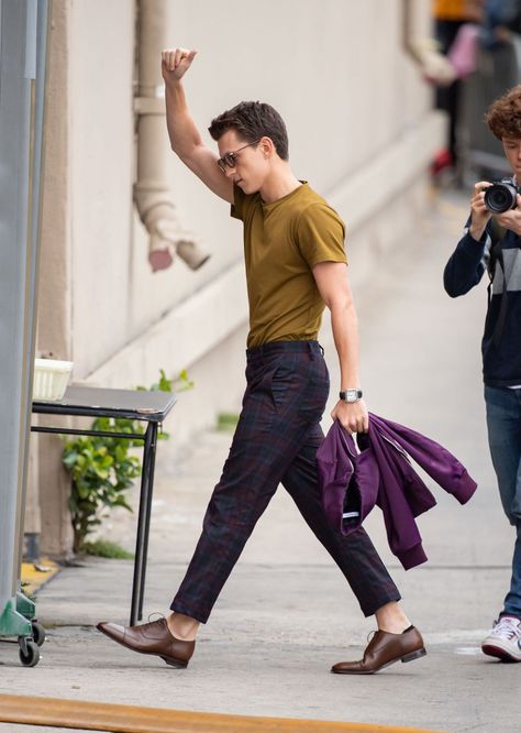 Tom Holland Style Fashion, Tom Holland Outfits Casual, Tom Holland Fashion, Semi Casual Men Outfits, Dapper Outfit, Mens Business Casual Outfits, Lesbian Fashion, Classy Outfits Men, Men Fashion Casual Shirts