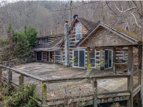 1985 Fixer Upper Log Home For Sale With Views on 5 Wooded Mountain Acres North Carolina $260,000 Log Farmhouse, Log Homes For Sale, Glass Blocks Wall, Unique Floor Plans, Cabins For Sale, Country Cabin, North Carolina Mountains, Roof Window, Log Home