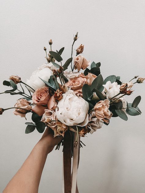 Wedding Flowers Toffee Roses, Green And Brown Wedding Bouquet, Brown Bouquet Wedding, Cappuccino Rose Bridal Bouquet, Brown Flower Bouquet, Bronze Bouquet, Brown Wedding Theme, Dark Academia Wedding, Fresh Wedding Bouquets