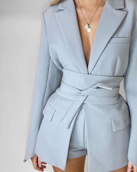 Powder blue short suit for women with tie waist detail. Stile Kylie Jenner, Womens Casual Suits, Jacket Coat Fashion, Suit Jackets For Women, Estilo Chic, Belted Jacket, Vintage Cardigan, Looks Chic, Suits Coats