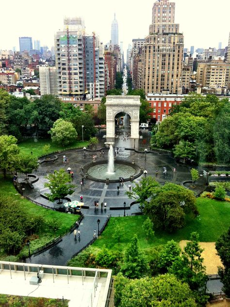 Washington Square Park Washington Square Park Nyc, New York Park, Nyc Photo Ideas, Columbus Park, Manhattan City, Centre Parks, New York City Aesthetic, New Urbanism, City Parks