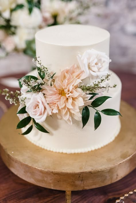 Wedding Cake With Flowers, Cake With Flowers, Nola Wedding, Wedding Cake Rustic, Simple Wedding Cake, Engagement Cakes, White Wedding Cake, Wedding Cakes With Flowers, Wedding Cake Inspiration