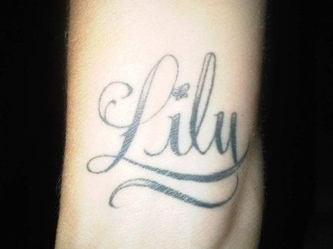 Thinkin of gettin a tattoo of my daughters name on my ribs or somethin. Kinda like this with an actual Lily flower dottin the I or somethin like that :o) Lily Name Tattoo, Small Lilly Flower Tattoo, Flower Tattoo With Name, Lily Name, Daughters Tattoo, Lilly Tattoo Design, Symbol For Family Tattoo, Lillies Tattoo, Baby Name Tattoos