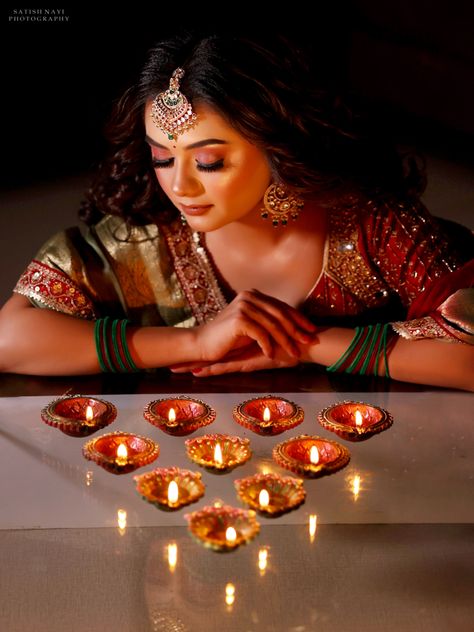 Diwali Photo Ideas For Women Creative, Diwali Photography Poses For Couple, Diwali Shoot Ideas, Diwali Portrait, Diwali Photoshoot Ideas, Diya Photos, Diwali Poses, Diwali Shoot, Chhat Pooja