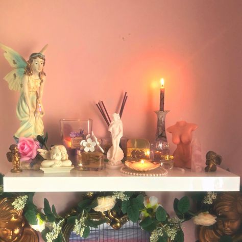 Cute Altar Ideas, Love Altar Witchcraft, Self Love Alter, Self Love Altar Ideas, Aphrodite Altars, Love Witch Altar, Aphrodite Altar Ideas, Aphrodite Alter, Spiritual Altar Ideas