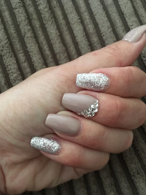 Neutral Nails Silver Accent, Taupe And Silver Nails, Silver Nail Extension Designs, Nude With Silver Nails, Beige And Silver Nails, Wedding Nails White And Silver, Nude And Silver Nail Designs, Nails For Silver Dress, Nude And Silver Nails