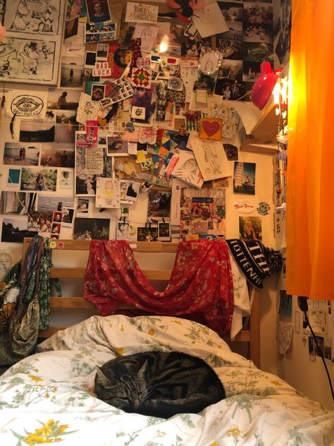 Maximalist Teenage Bedroom, Artist Bedroom Aesthetic, Messy Room Aesthetic, Maximalist Bedroom Ideas, Maximalist Bedroom, Artist Bedroom, Hippy Room, Grunge Room, Pretty Bedroom