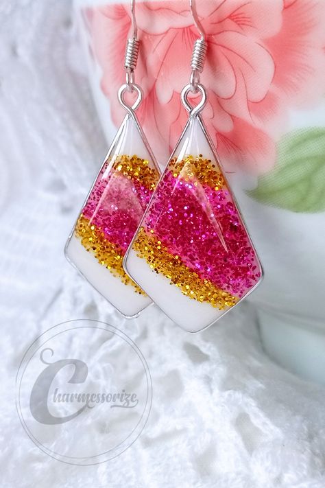 HOW TO MAKE AN UV RESIN JEWELRY? Uv Resin Earrings Tutorial, Diy Resin Earrings Tutorials, Resin Earing Design, Uv Resin Earrings Diy, Uv Resin Earring Ideas, How To Make Resin Earrings, Uv Resin Jewelry Ideas, Resin Earring Ideas, Diy Glitter Crafts