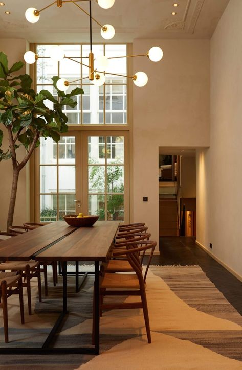 An Amsterdam Canal House Transformed Into 3 Calm & Stylish Apartments 4 Amsterdam Houses, Canal House, Stylish Apartment, Casa Vintage, Decoration Inspiration, Luxury Apartments, Dream Home Design, 인테리어 디자인, Room Table