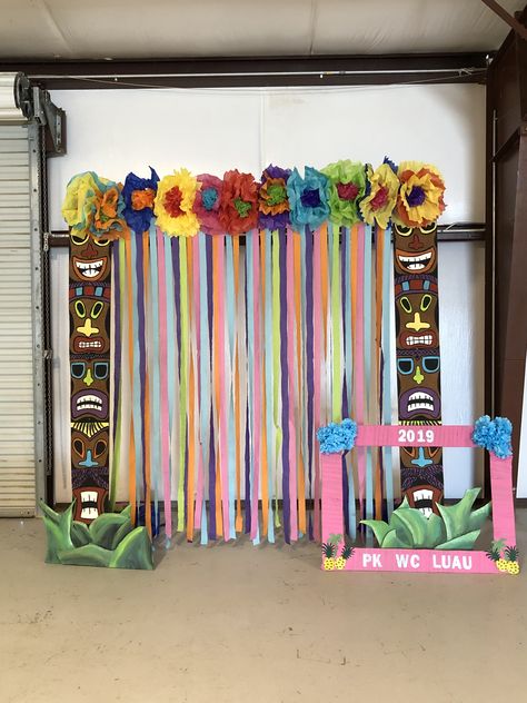 Tiki Photo Booth Ideas, Hawaiian Photo Backdrop, Luau Photo Backdrop, Hawaiian Backdrop, Golf Decorations, Hawaiian Birthday Cakes, Pta Events, Stall Decorations, Hawaii Theme