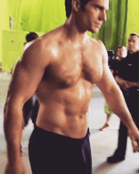 Henry Cavill in Justice League BTS Henry Cavill Justice League, Henry Cavill Tumblr, Clint Eastwood, Man Of Steel, Henry Cavill, Back Off, Justice League, Internet, Tumblr