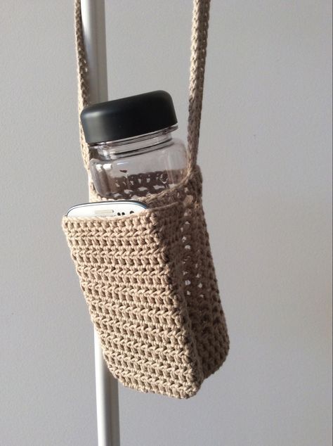 Water Bottle Holder With Pocket, Bottle Crochet, Come Intrecciare, Crochet Holder, Crochet Water Bottle Holder, Bottle Sling, Mode Crochet, Crochet Business, Water Bottle Holder