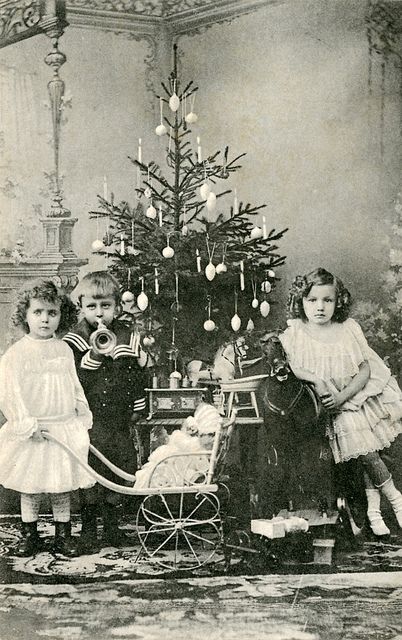 18. desember - December 18 by Riksarkivet (National Archives of Norway), via Flickr Old Time Christmas, Vintage Christmas Photos, Old Christmas, Old Fashioned Christmas, Antique Christmas, Christmas Past, Christmas Memory, Victorian Christmas, Noel Christmas