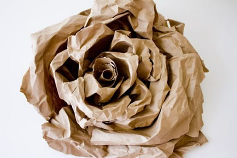 DIY: giant paper flower Paper Bag Roses, Free Printable Flower Templates, Printable Flower Templates, Large Paper Flowers Diy, Flower Templates Printable Free, Paper Bag Flowers, Paper Flower Backdrop Wedding, Flower Templates Printable, Flower Backdrop Wedding