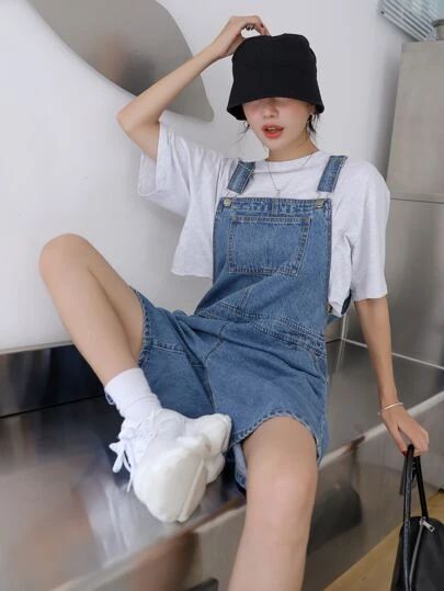 Dungaree Shorts Outfit, Short Jumper Outfit, Jumper Shorts Outfit, Denim Dungarees Outfit, Dungaree Outfits, Plaid Flannel Outfit, Cosy Fits, Overall Shorts Outfit, Dungaree Outfit