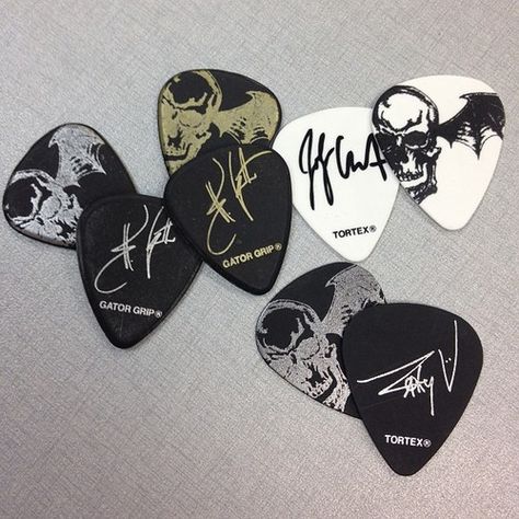 Synyster Gates, Johnny Christ and Zacky Vengeance Johnny Christ, Cool Guitar Picks, Syn Gates, White Pic, Zacky Vengeance, Lizzie Hearts, Synyster Gates, Funky Music, Guitar Obsession