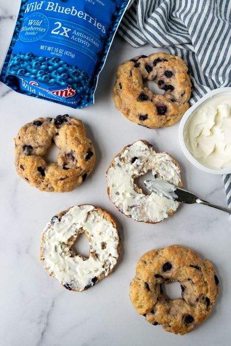 Greek Yogurt Bagels, Yogurt Bagels, Blueberry Crunch, Healthy Bagel, Blueberry Bagel, Healthy High Protein Snacks, Homemade Greek Yogurt, Plain Bagel, Berry Breakfast