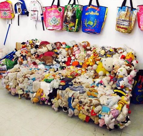 Fun Furniture Made of Soft Toys, Craft Ideas and Ways to Reduce House Dust Mites Modern Kids Toys, Upcycle Toys, Small Soft Toys, Popular Kids Toys, Colorful Kids Room, Unique Furniture Design, Fun Furniture, Toy House, Outdoor Patio Chairs