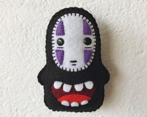 Studio Ghibli Crafts, Felt Crafts Diy, Cute Sewing Projects, Plushie Patterns, Sewing Stuffed Animals, Felt Pattern, Anime Crafts, No Face, Felt Diy