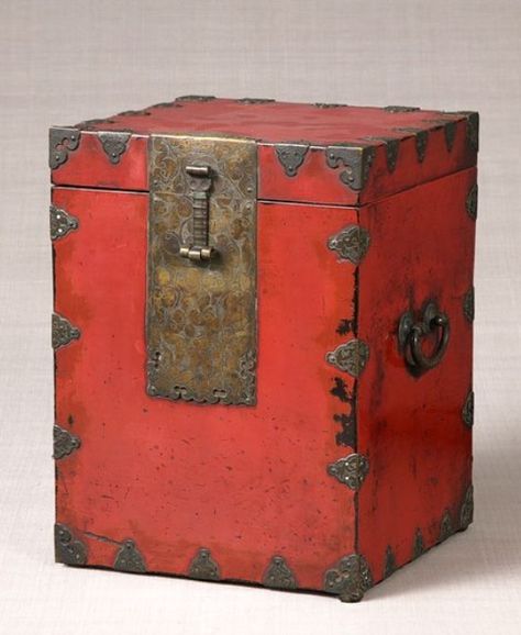 Korean Antiques, Korean Furniture, Art Nouveau Lighting, Joseon Dynasty, Asian Furniture, Trunks And Chests, Chinese Furniture, Antique Boxes, Korean Art