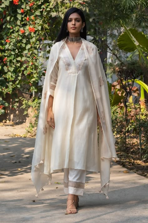 Offwhite Kurti Design, White Chanderi Suit, Luxury White Cotton Kurta, Beige Kurta Set Women, Kurta With Dupatta For Women, डिजाइनर कपड़े, Kurta Patterns, Simple Kurta Designs, Anarkali Dress Pattern