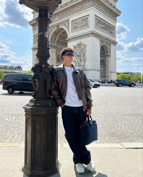 Paris Picture Ideas, Paris Trip Outfits, Eurotrip Outfits, London Outfit Ideas, Paris Outfit Ideas, Europe Pics, Paris Photo Ideas, Photoshoot London, Vacation Outfits Men