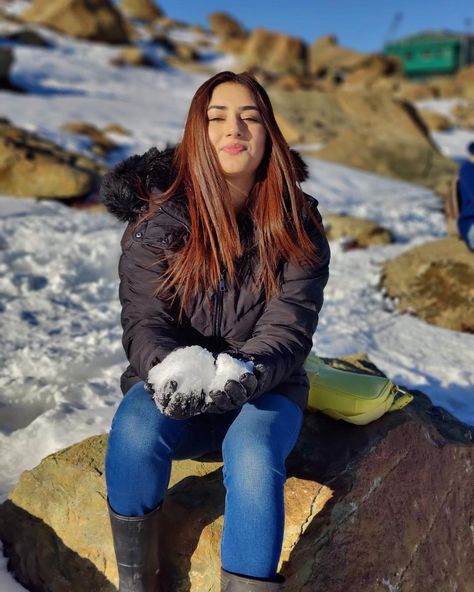 Kashmir Outfit Ideas, Kashmiri Outfits For Women, Disha Parmar, Alia Bhatt Photoshoot, Cute Couples Photography, Trip Outfits, Stylish Photo Pose, Winter Outfit Inspiration