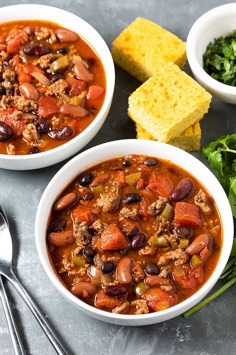 Easy Stove Top Chili - So hearty, flavorful and ready in under an hour! #chili #recipe #easy #best #beef Stove Top Chilli Recipe, Easy Stovetop Recipes, Vegetarian Chili Recipe Crockpot, Stove Top Chili, Chili Receipes, Top Chili Recipes, Chili Recipies, Easy Stovetop Chili Recipe, Easy Beef Chili Recipe