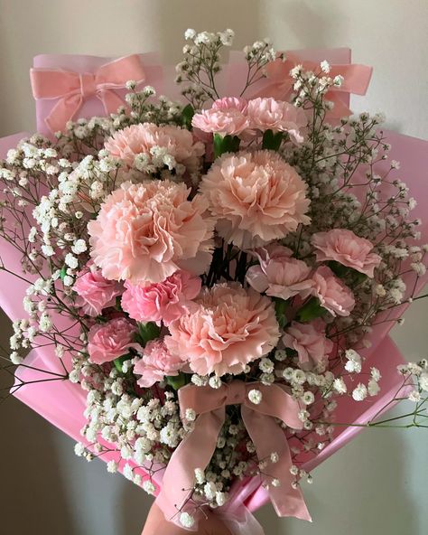 Simple & soft 🌸🤎 i love this beautiful mix of carnations and babys breath🫶🏼 Most Beautiful Flower Bouquet, Roses Carnations Bouquet, Carnation Flower Wedding Bouquets, Flower Bouquet With Carnations, Flowers Carnations Bouquet, Wedding Bouquets With Carnations, Pink And White Carnations, Assorted Flower Bouquet, Peonies And Carnations Bouquet