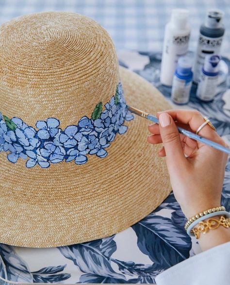 Hand Painted Sun Hat, Sombreros Decorados Ideas, Hat Paintings Ideas, Hand Painted Hats, I Got Engaged, Fabric Paint Shirt, Painted Clothes Diy, Hand Painted Clothing, Painted Hats