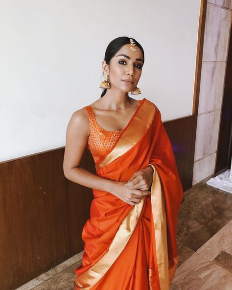 28.5k Likes, 244 Comments - Santoshi Shetty (@santoshishetty) on Instagram: “Homegirl 💫” Santoshi Shetty, Ideas For Yard, Drape Ideas, Fashion Lehenga, Pakistani Wear, Saree Drape, Saree Ideas, Indian Sari Dress, Insta Poses