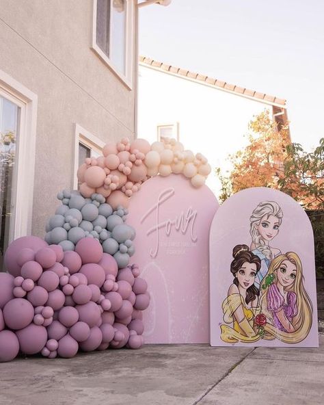 Modern Disney Princess Birthday Party, Disney Princess Party Balloons, Modern Disney Princess Party, Boho Disney Princess Birthday Party, Princess Theme Balloon Decoration, Modern Princess Birthday Party, Disney Princess Birthday Backdrop, Modern Princess Party, Princess Party Balloons